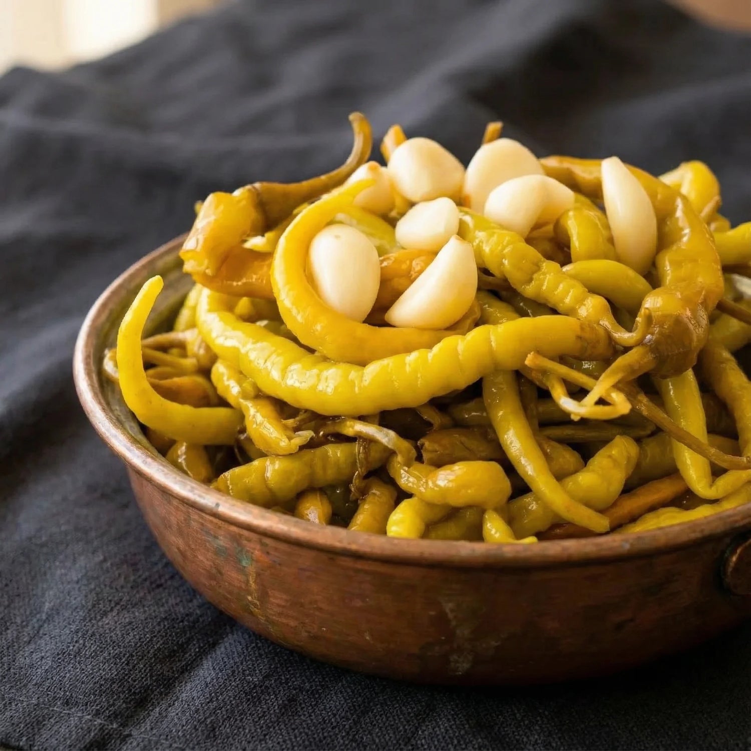 Acı Uzun Sivri Biber Turşusu 1000cc Cam Kavanoz – Gaziantep Usulü, Doğal & Katkısız